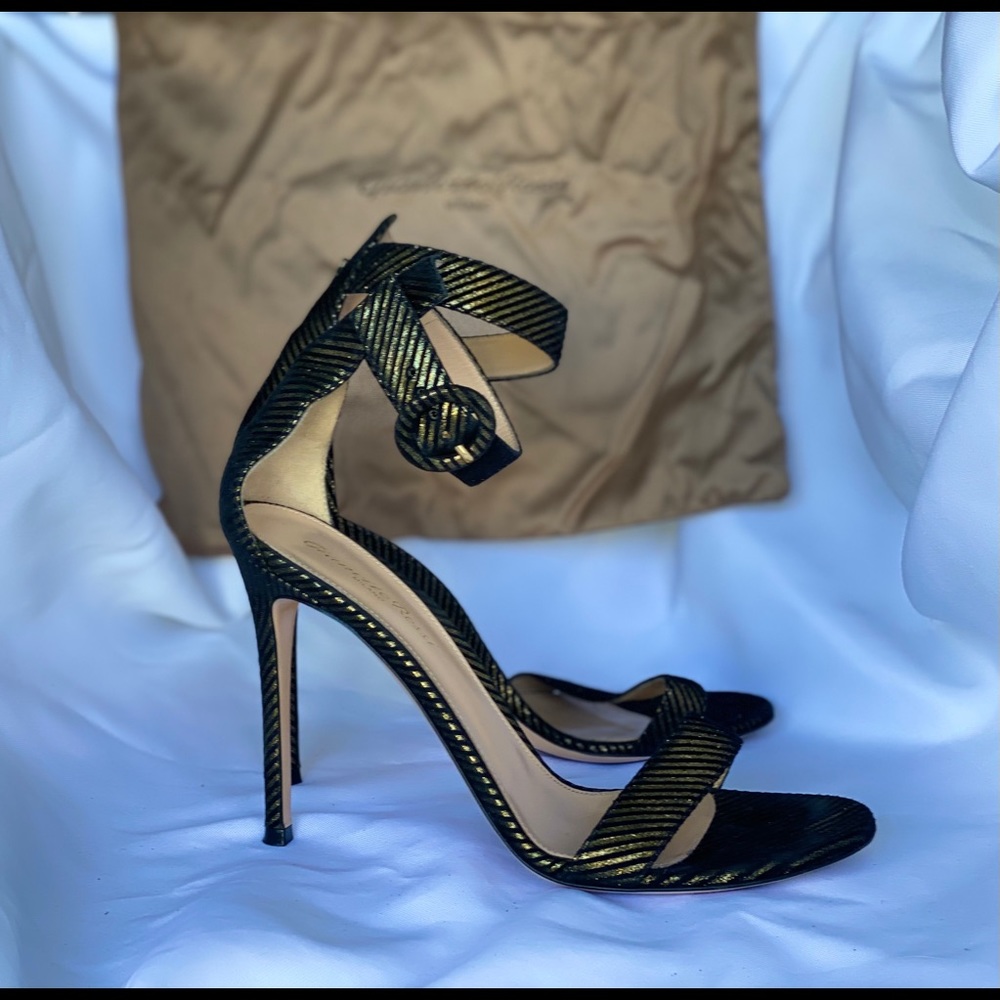 Ankle strap heals